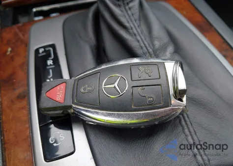 2010 Mercedes-Benz C 300 Sport 4Matic z USA, uszkodzony, nr VIN WDDGF8BB2AR106818